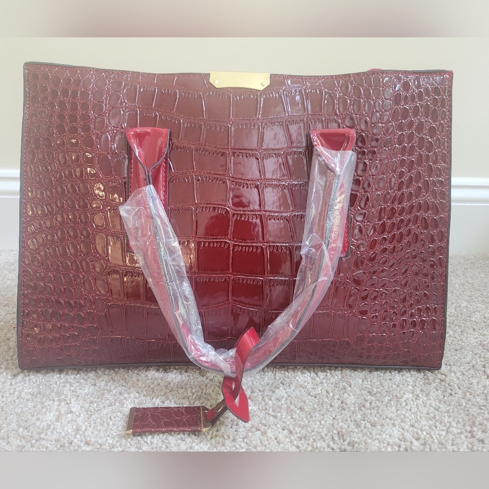 Ligjtweight Embossed Burgundy Crocodile PU Leather Purse Mediume few